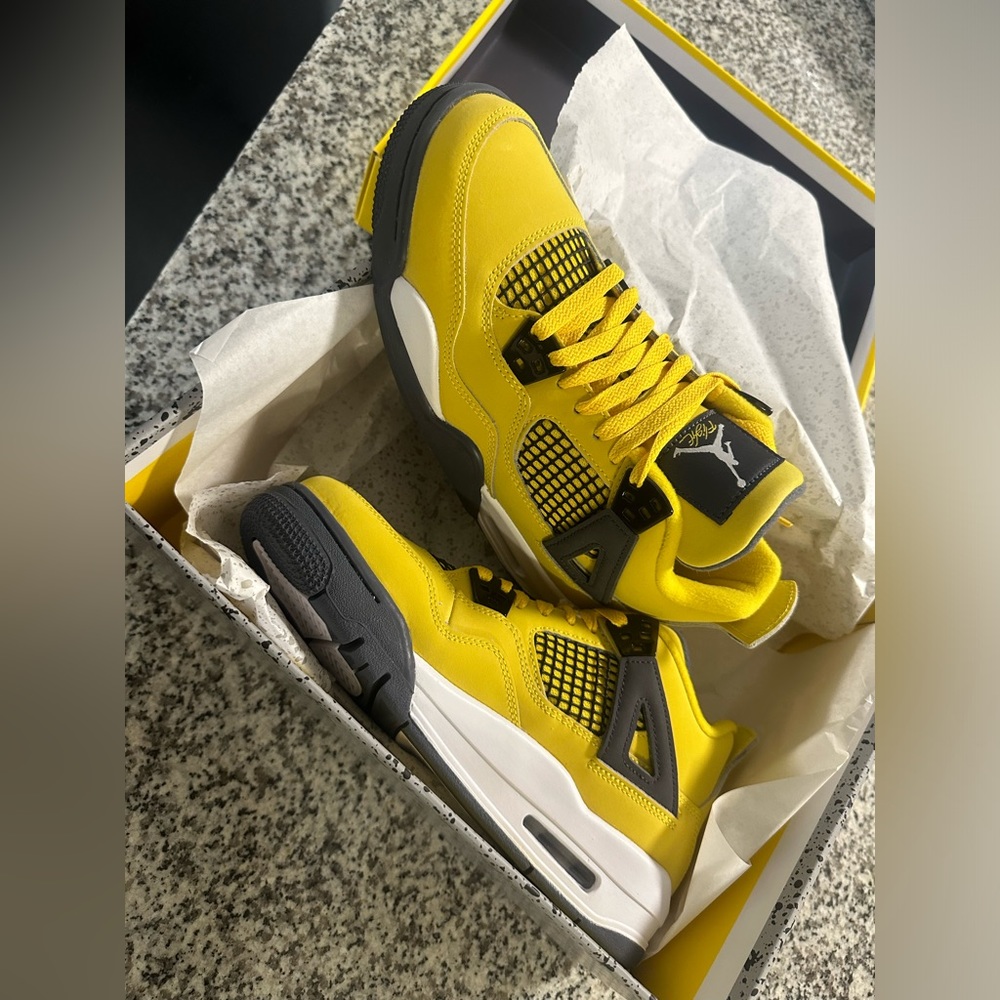 Air Jordan 4 Lightning